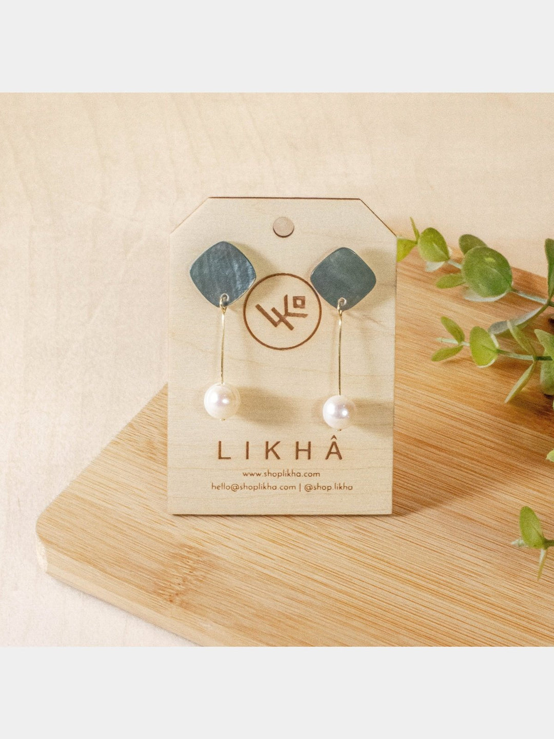 JewelryBlack Mother of Pearl Dangle Earrings | LIKHÂLIKHÂ