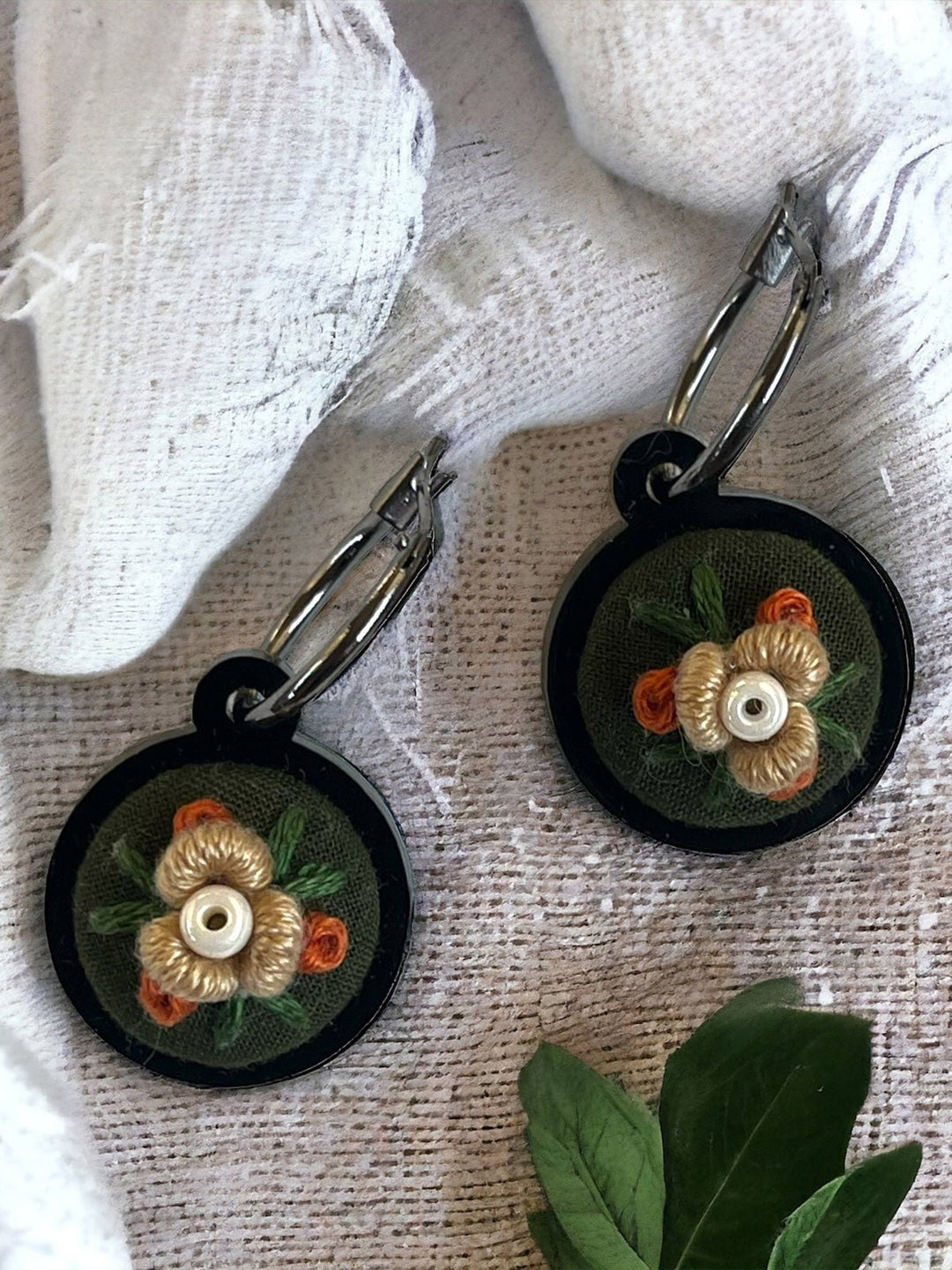 JewelryCosy Daisy, Dangle Earring - EmeraldPurring Threads