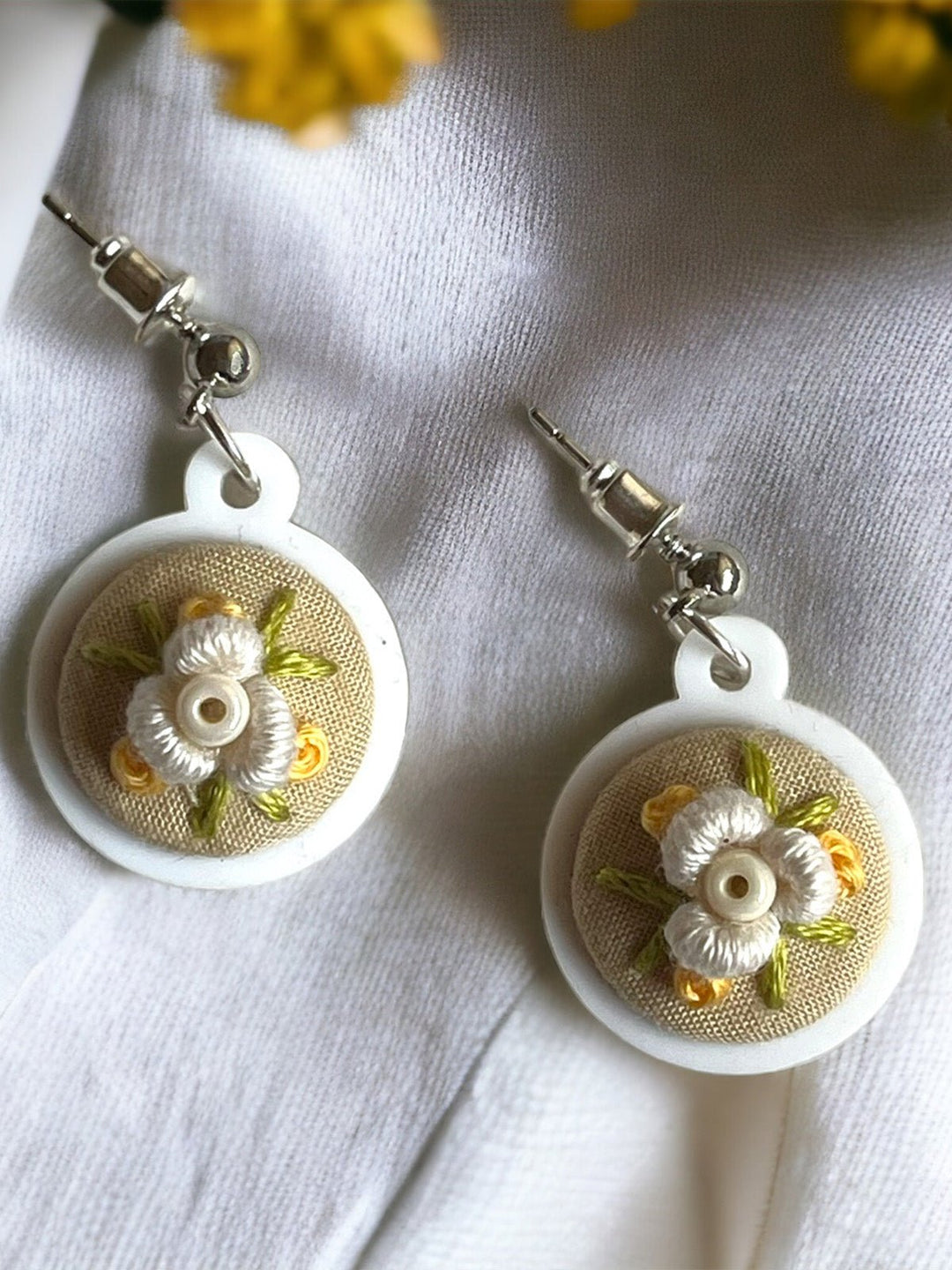 JewelryCosy Daisy, Dangle Earring - PearlPurring Threads