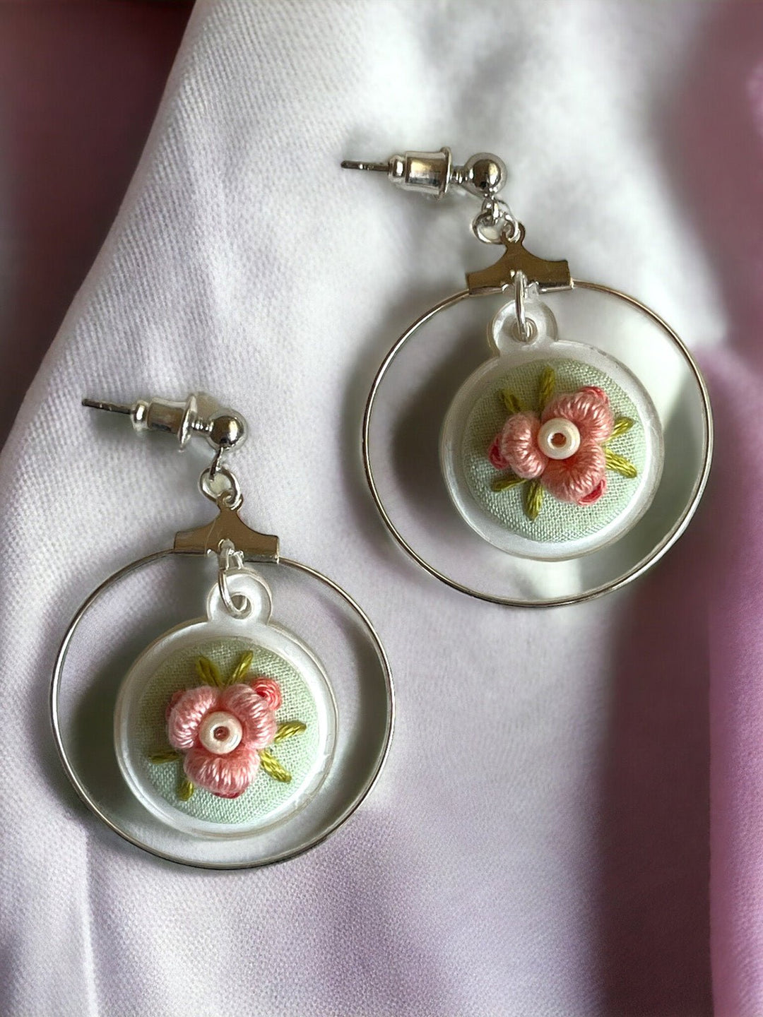 JewelryCosy Daisy, Dangle Earring - PeridotPurring Threads