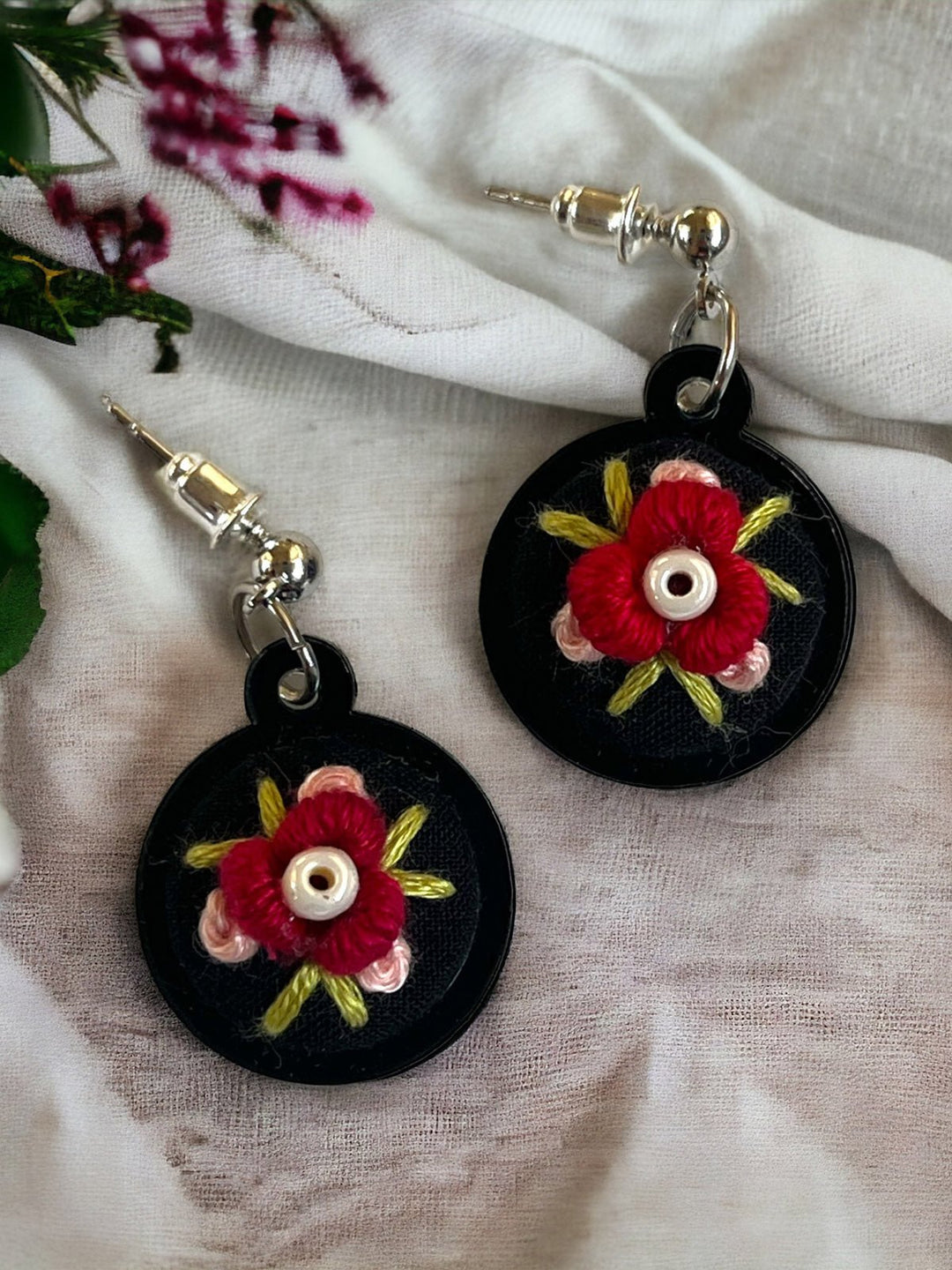 JewelryCosy Daisy, Dangle Earring - RubyPurring Threads