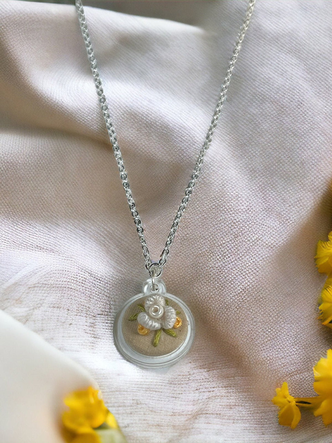 JewelryCosy Daisy, Pendant - PearlPurring Threads