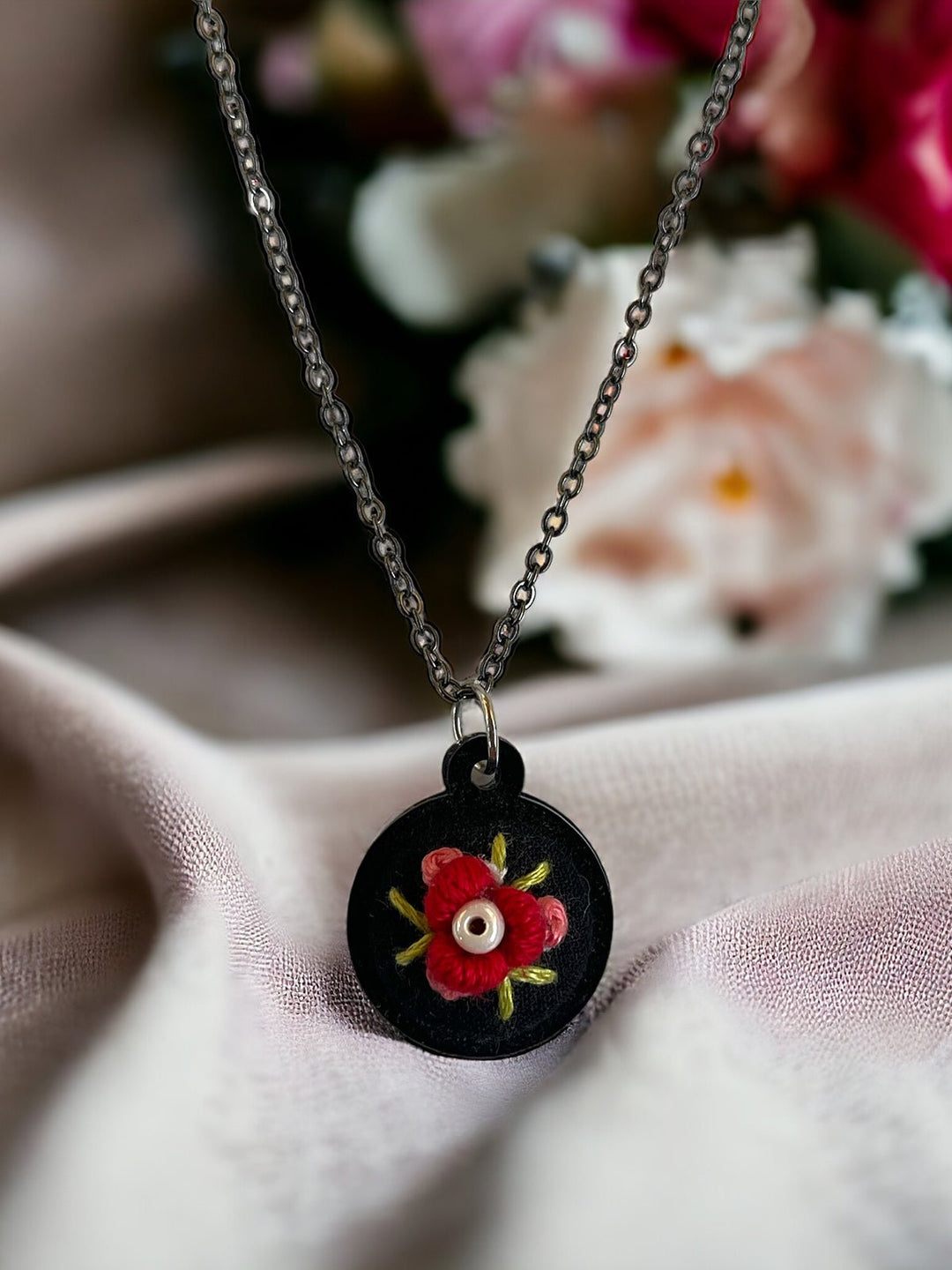 JewelryCosy Daisy, Pendant - RubyPurring Threads