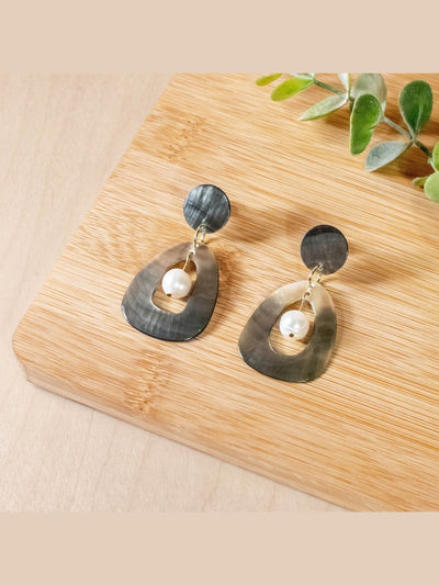 JewelryHollow Mother of Pearl Earrings with Inner Pearl - Black | LIKHÂLIKHÂ