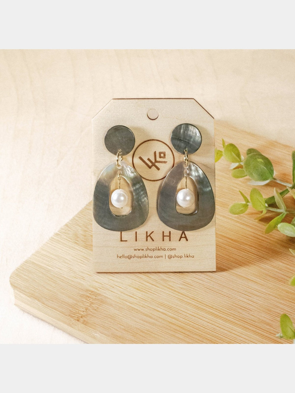 JewelryHollow Mother of Pearl Earrings with Inner Pearl - Black | LIKHÂLIKHÂ