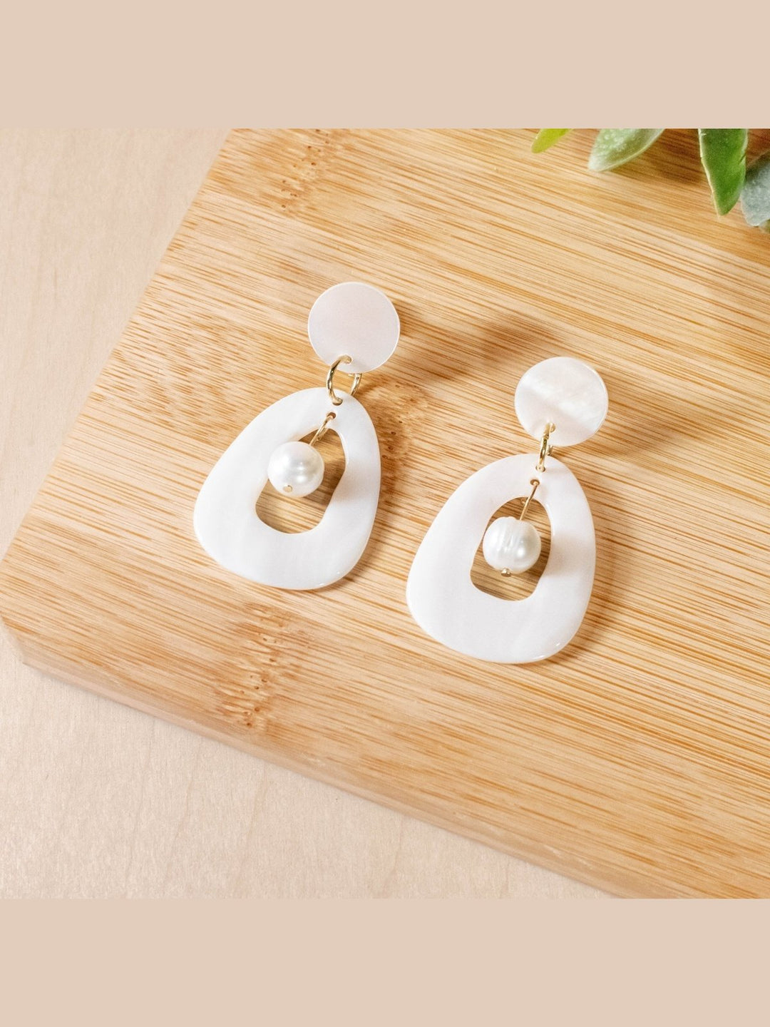 JewelryMother of Pearl Hollow Earrings with Pearl - White | LIKHÂLIKHÂ