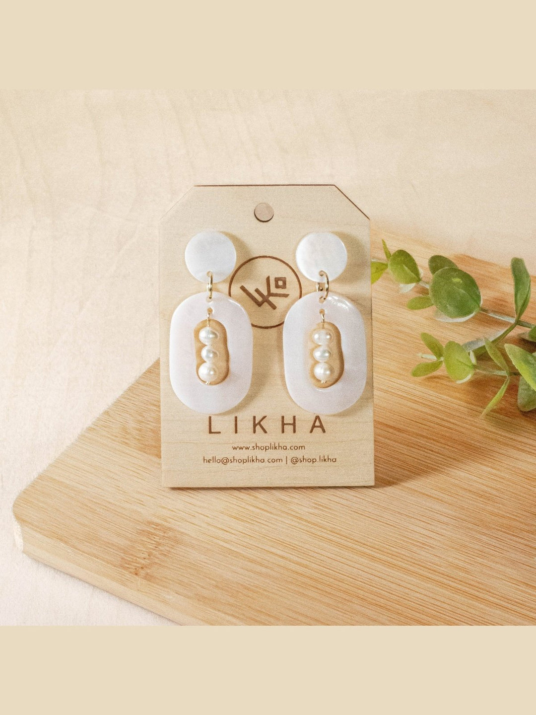 JewelryWhite Oval Earrings with Pearl - Mother of Pearl | LIKHÂLIKHÂ